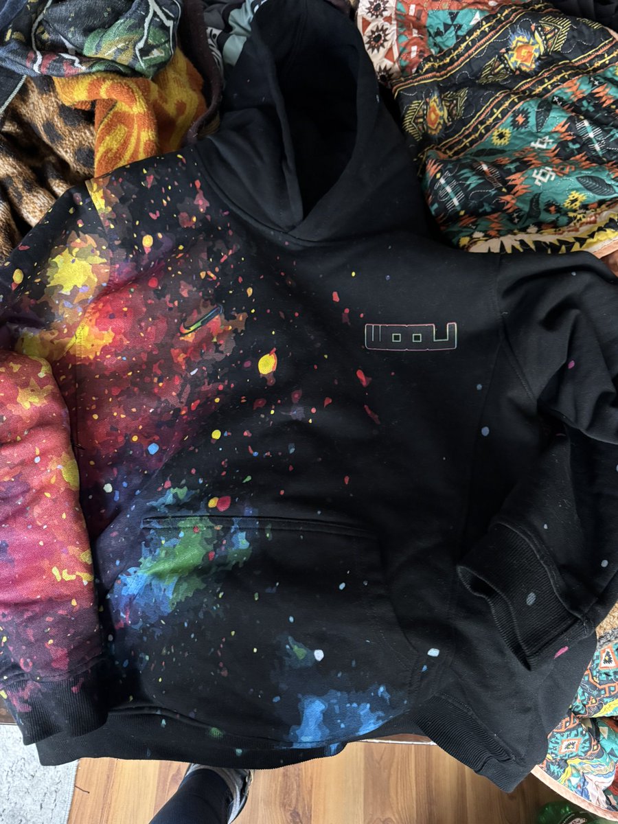 ChrnclsofSam's tweet image. My latest rave purchase when I saw Wooli in Boston 11/16. This hoodie &amp;amp; pashmina are officially my emotional support winter attire! #wooli #ravemerch #chrnclsofsam #chroniclesofsam #ravemama #edm #edmislife #woolimerch #emotionalsupportclothes #woolihoodie #woolipashmina