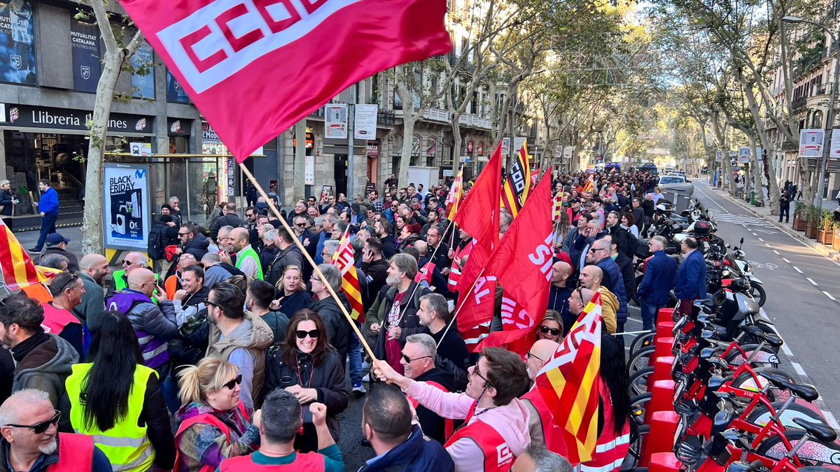 El sector de viatgers continua la vaga, manifestant-se pels carrers de Barcelona i a reu de l'estat. Reclamen la jubilació anticipada en les mateixes condicions que el transport de mercaderies i grues autopropulsades.

#JubilacioAnticipadaJa