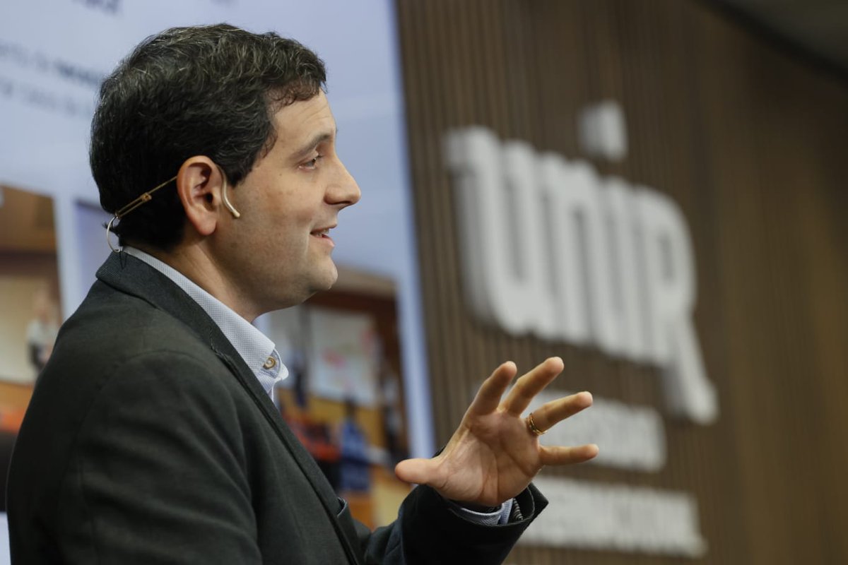 UNIRuniversidad's tweet photo. 👁‍🗨🗣️ @javier_virto, director de @Hiberus (@GrupoOsaba), desarrolla en el #ForoIA y #UNIR el 'Caso de uso Gobierno de Aragón: Copiloto para la creación de textos en la #Administración'.

🔹 Con "una visión de principio a fin para aplicar la #IA en los servicios públicos:
↪️ Trabajar con metodologías de diseño centrado en las personas nos permite ofrecer contenido de calidad a nuestros servicios públicos, reducir la burocracia, contar con datos de calidad y mejorar la experiencia de la ciudadanía. El diseño integra la visión global de los servicios".

💡 Y así ha mostrado cómo ayudaron al @GobAragon  para descubrir los puntos en los que la IA les aportaba valor e incorporar casos de IA en su plataforma de gobierno del dato; o por ejemplo, en la generación de informe administrativo a partir del audio.

📍En #Foro IA: La #IA aplicada en el #SectorPúblico.

#IngeligenciaArfitcial