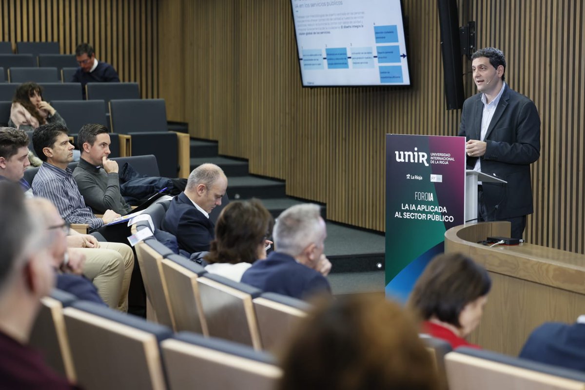 UNIRuniversidad's tweet photo. 👁‍🗨🗣️ @javier_virto, director de @Hiberus (@GrupoOsaba), desarrolla en el #ForoIA y #UNIR el 'Caso de uso Gobierno de Aragón: Copiloto para la creación de textos en la #Administración'.

🔹 Con "una visión de principio a fin para aplicar la #IA en los servicios públicos:
↪️ Trabajar con metodologías de diseño centrado en las personas nos permite ofrecer contenido de calidad a nuestros servicios públicos, reducir la burocracia, contar con datos de calidad y mejorar la experiencia de la ciudadanía. El diseño integra la visión global de los servicios".

💡 Y así ha mostrado cómo ayudaron al @GobAragon  para descubrir los puntos en los que la IA les aportaba valor e incorporar casos de IA en su plataforma de gobierno del dato; o por ejemplo, en la generación de informe administrativo a partir del audio.

📍En #Foro IA: La #IA aplicada en el #SectorPúblico.

#IngeligenciaArfitcial