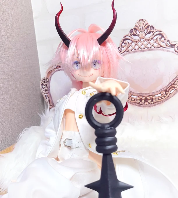 鬼くんちゃん。会場にて展示します。購入の場合は梱包に少しお時間かかります。 カスタムヘッドDDH28セミホワ・カボションアイ・角・鬼の金棒セットで35,000円。必要であれば写真のヘッドフォンもお付けします。