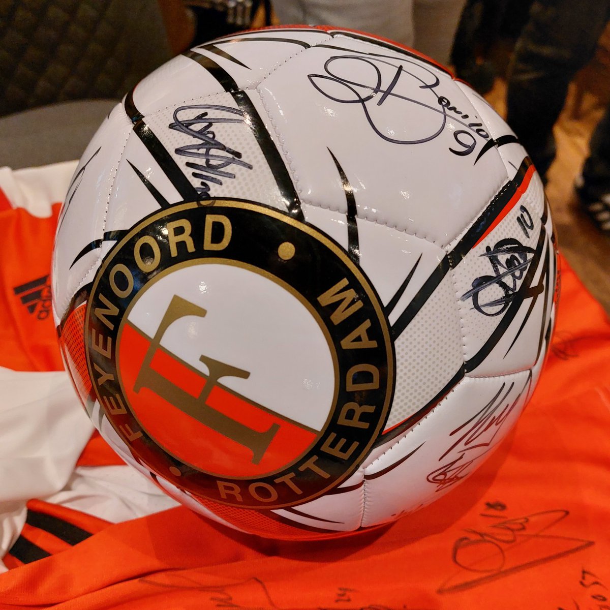 Eerder deze maand hebben wij de 14-jarige Billy verrast met het feit dat hij op ons initiatief zal worden uitgenodigd door Feyenoord voor hun jaarlijkse meet &amp; greet met de selectie. Om deze middag goed gekleed in te gaan, ontving hij van ons alvast een Feyenoordsjaal.