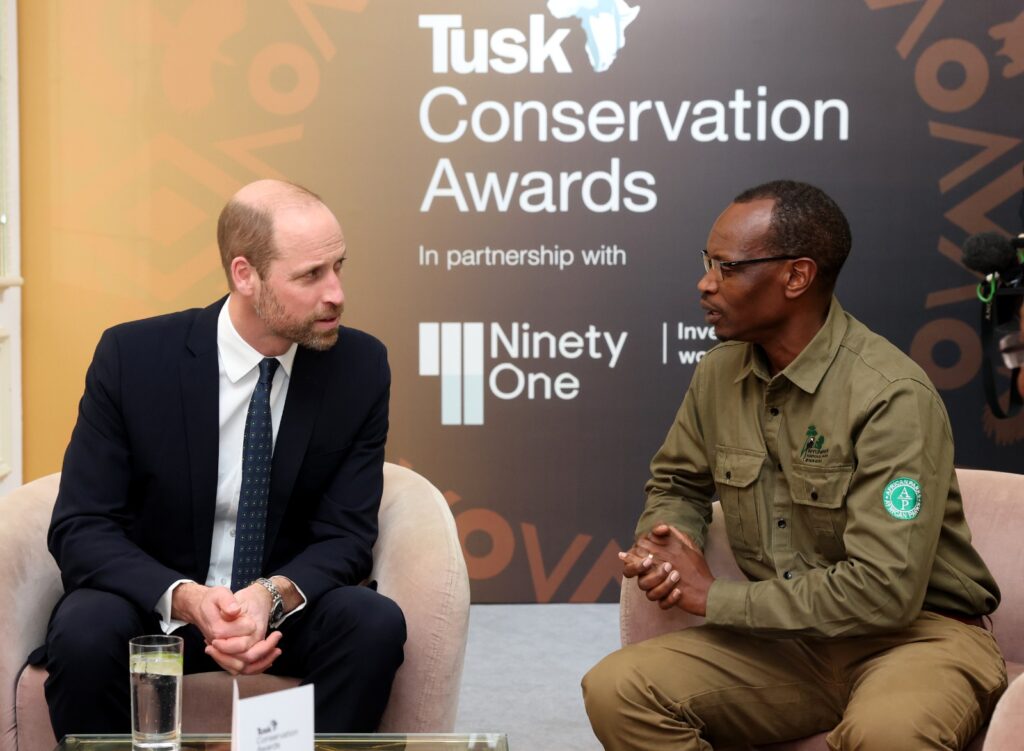 umunotanews's tweet image. Igikomangoma cya Wales cyashyikirije Claver Ntoyinkima igihembo yahawe kubera uruhare yagize mu kurengera ibidukikije.
#EnvironmentRw #RwandaAgri #UmunotaNews
Soma inkuru irambuye:👉umunota.com/igikomangoma-c…