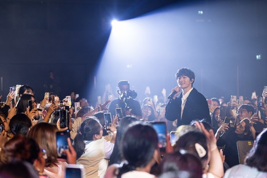 bluerosee99's tweet photo. (2/2)

Original caption:

돈으로도 살 수 없는 소중한 시간을 만들어주신 팬분들과 스텝분들에게 감사드립니다. Love you! ❤️🇹🇭

#.Makingmemorieswithchanyoung
#.Bangkokthailand #.Fanmeeting https://t.co/dFH4vUw7aN
