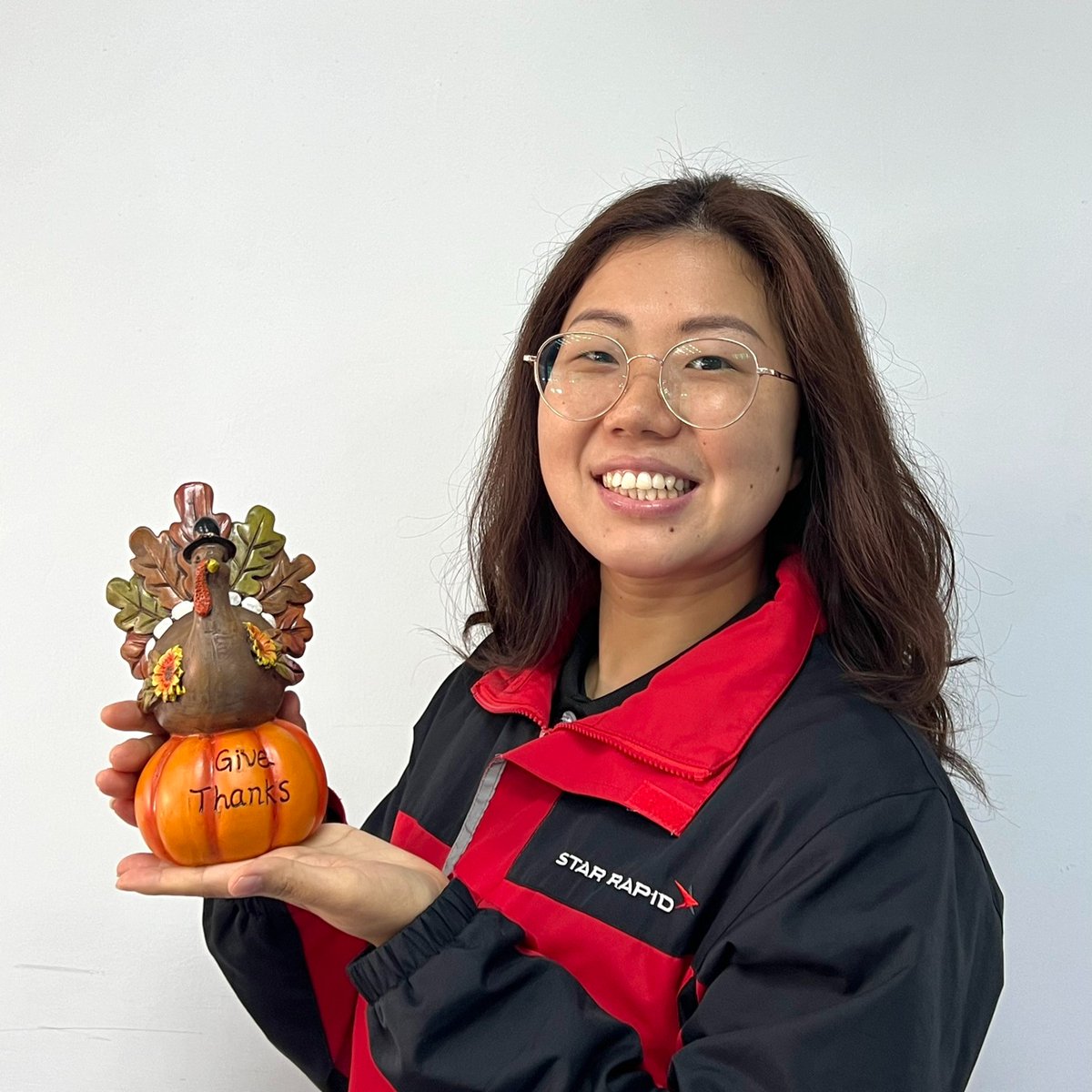 Star_Rapid's tweet photo. 感恩节快乐🦃 
Wishing a Happy Thanksgiving to all of our U.S and Canadian clients!🍂 
From our family to yours, may you enjoy good friends, good food and good fortune this Thanksgiving day🧡 
#thanksgiving #thanksgiving2024 #family #holidays #starrapid https://t.co/5GYEYReTNL