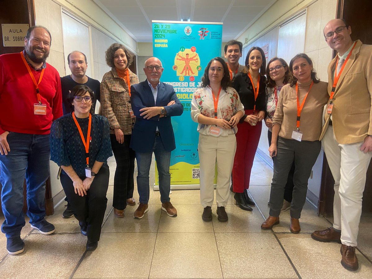Foto de familia: el Comité Organizador del III Congreso de Jóvenes Investigadores en Fisiología organizado por el <a href="/DptoFisioUCM/">Departamento de Fisiología, UCM</a> junto al presidente de la <a href="/SECF_fisiologia/">SECF</a>, el Dr. Jesús Francisco Rodríguez.
