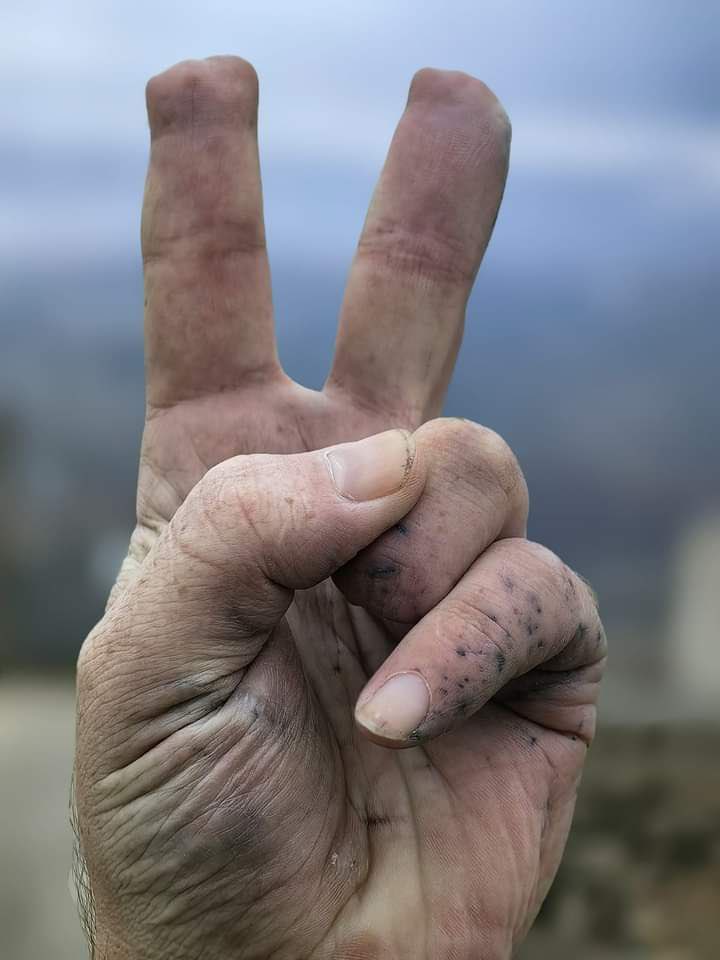 alawi_ghuraifi's tweet image. بعد السلام.. تأمّلوا في الصورةْ
سترون &quot;نصرَ اللهِ&quot; بَـثَّ حضورَه
سترون كيف النصرُ يَرفعُ &quot;شارةً 
حَـسَنيّـةً&quot;.. بأصابـعٍ مبتـورةْ