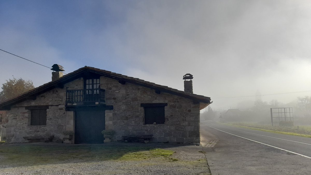 AcoaAke's tweet photo. 🌫  La niebla no se ha disipado hasta el mediodía en el #concejo de #Albeniz

☁️ Goiz osoa guztiz lainotuta egon da #Albeiz|ko #kontzejua

@Asparrena_Udala @Lautur1 #Araba #Alava https://t.co/7CsqS8HOYK