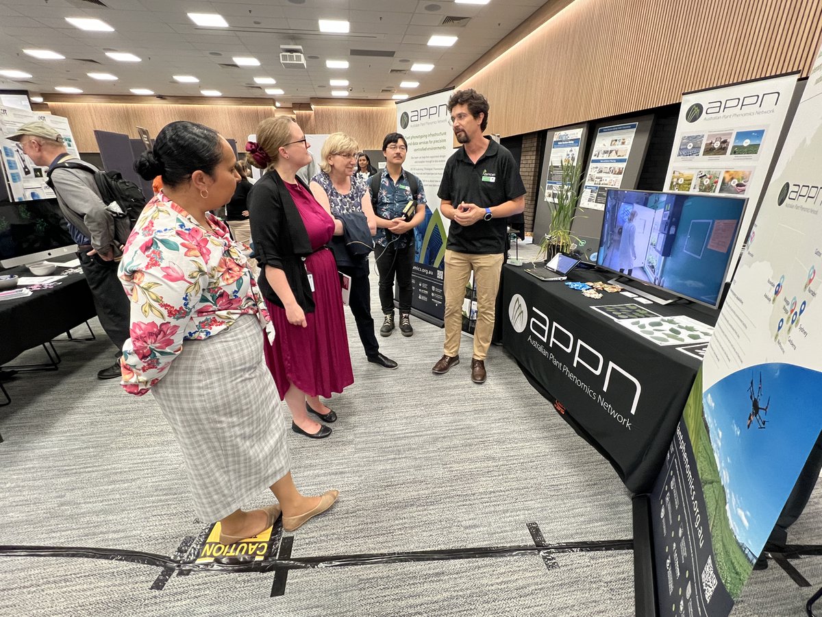AustPlantPhenom's tweet photo. APPN's @scienceANU team attended the Research Infrastructure Expo 2024 to showcase our offering. Great to meet with Jessica Brosnan (NCRIS Director), Claire Sainsbury (AS Research Policy &amp; Programs) &amp; Prof Ute Roessner (Pro-Vice Chancellor, Research Initiatives &amp; Infrastructure). https://t.co/tH72RS7BG0