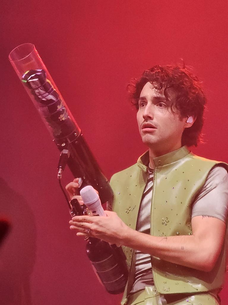 ilvhumbe's tweet photo. mi cara cuando crei que humbe solo iba a sacar 1960 y terminó sacando un álbum https://t.co/ipHkeiHxGy