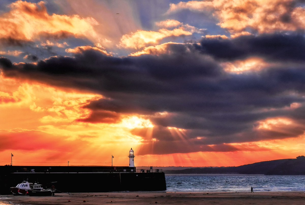 gemmak500's tweet photo. Harbour winter Dawn.
#cornwall #kernow #lovecornwall #cornishcoast #sea #ocean #visitcornwall #stives #stivescornwall #sky #sunrise #pier #fishing #fishingboat #boat #cloud #cloudformations #cloudporn #architecture #winter #lighthouse #dawn #harbour #bird #beach @beauty_cornwall https://t.co/wqYz1ZrXjn