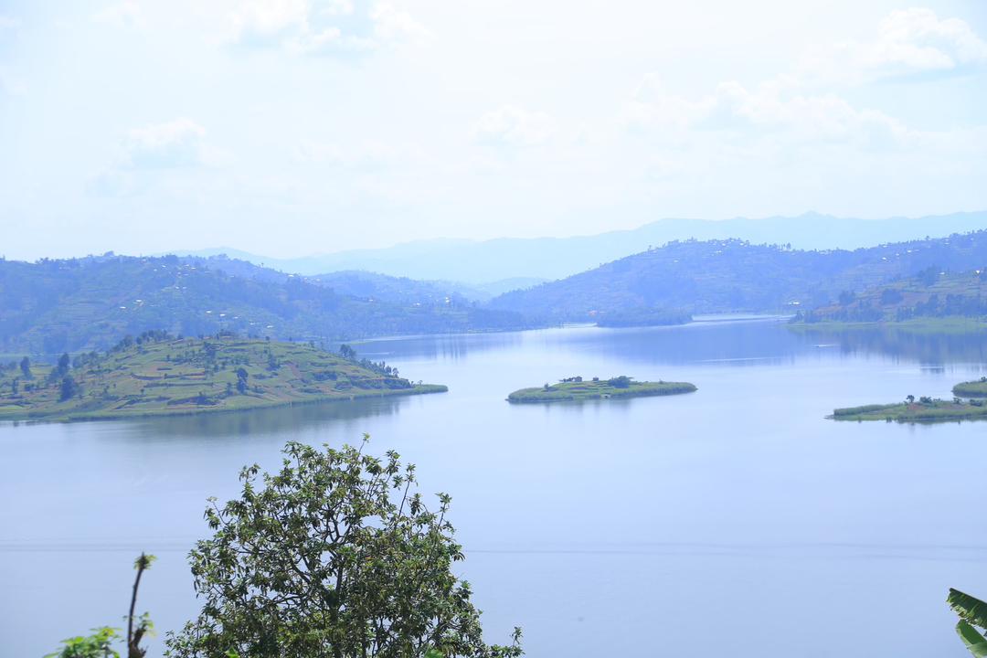 Musanze District (@musanzedistrict) on Twitter photo ✈️Wari uzi ko #Musanze ari umujyi wunganira #Kigali?
🔸Sosiyete zahabengutse zashoye asaga Miliyari 4 Rwfs mu kubaka Hoteli zitegeye Ikiyaga cya #Ruhondo.
🔸Hari Icyanya cy'Inganda #Ruvunda giherereye mu Murenge wa #Kimonyi.
#Tekereza ushore Imari I <a href="/MusanzeDistrict/">Musanze District</a> Uzoroherezwa! ✈️Wari uzi ko #Musanze ari umujyi wunganira #Kigali?
🔸Sosiyete zahabengutse zashoye asaga Miliyari 4 Rwfs mu kubaka Hoteli zitegeye Ikiyaga cya #Ruhondo.
🔸Hari Icyanya cy'Inganda #Ruvunda giherereye mu Murenge wa #Kimonyi.
#Tekereza ushore Imari I <a href="/MusanzeDistrict/">Musanze District</a> Uzoroherezwa!