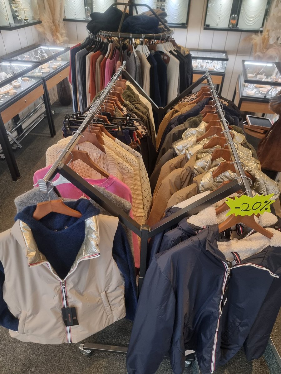 GardeFranck's tweet photo. -20% et -30% il ne reste plus beaucoup de manteaux, pull-over, maillots...
#Lisenn #vitrinesdechartres #manteaux #pull #maillot #vêtement https://t.co/r0nzkMNOTi