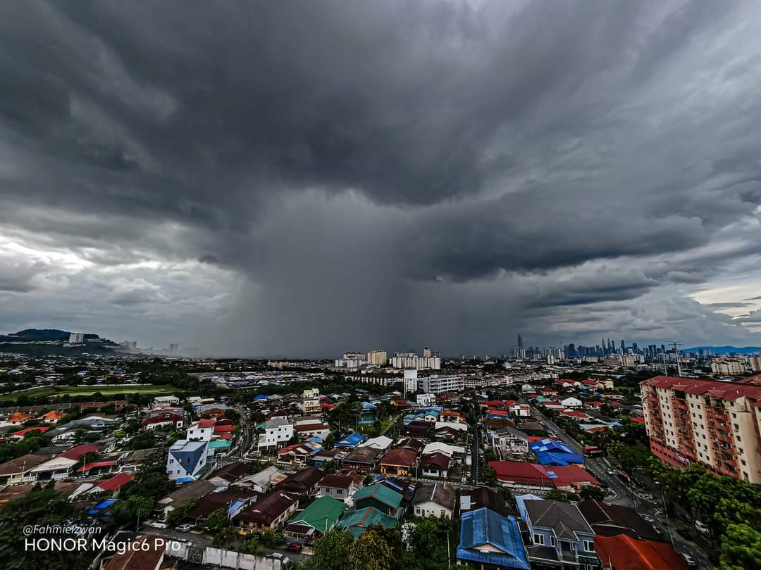 TravelJimat's tweet photo. Keadaan langit di Kuala Lumpur

📸 Fahmie Izwan https://t.co/ZboNcwWviz