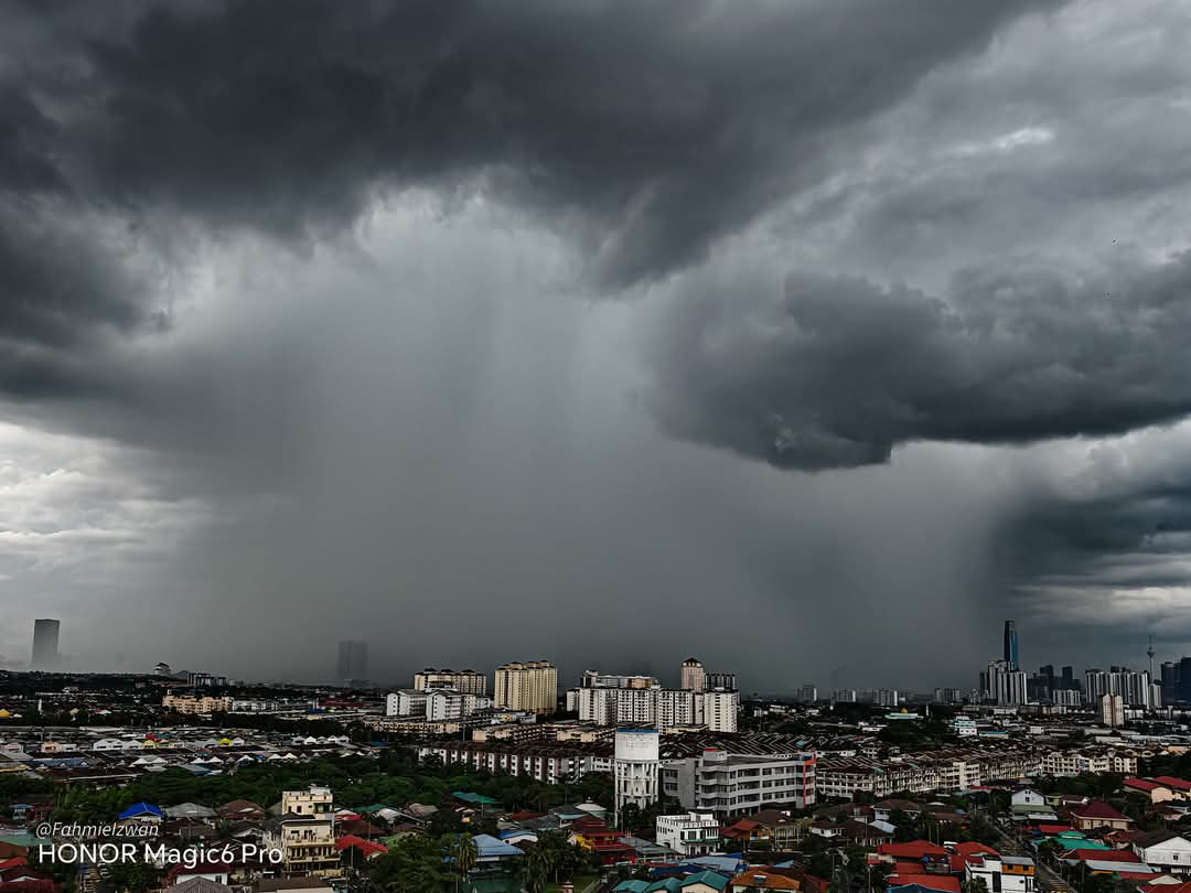 TravelJimat's tweet photo. Keadaan langit di Kuala Lumpur

📸 Fahmie Izwan https://t.co/ZboNcwWviz