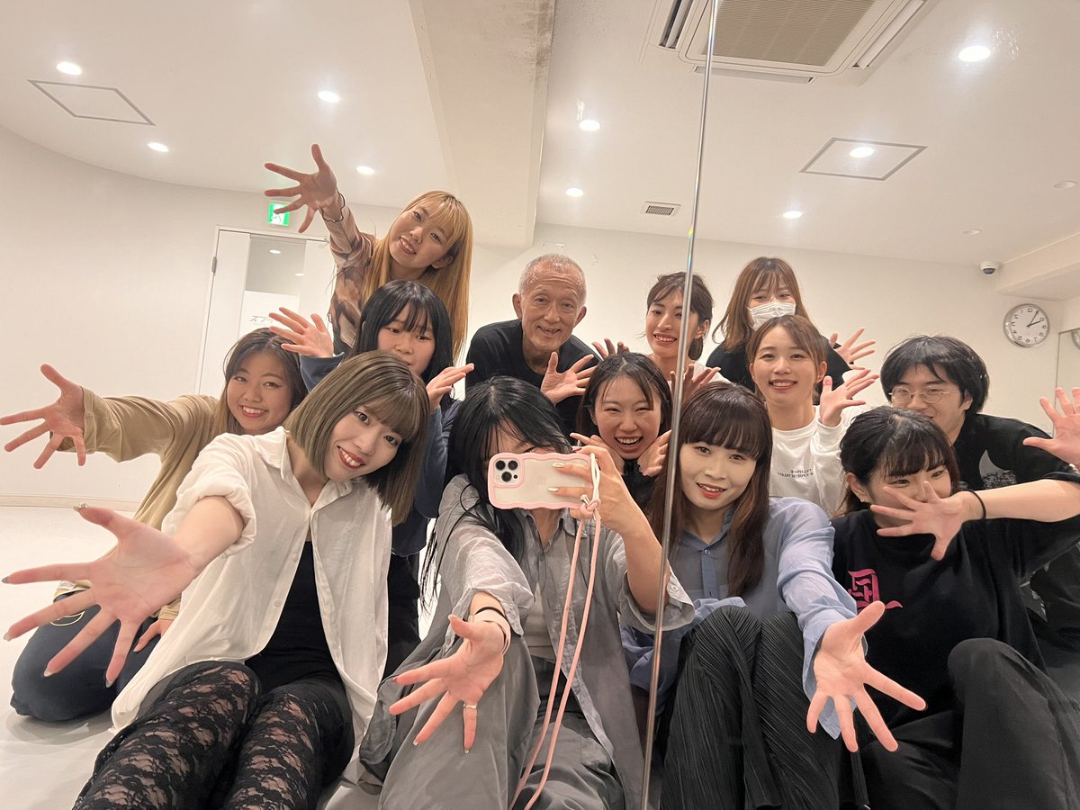 ria_18890801's tweet photo. 大阪ws🐙

2024.11.27

🎧ウェディング/ 音田雅則

→全体の動画モザイクかかってしまったけど記録📝

大阪で久しぶりのバラード🫧🎀

まずは振り覚えの強化。
そして体の1つ1つしっかり意識する
手の置き方．アクセント。
学びにきているんだからできなくていい
できない自分を落ち込むんではなくて
周りと比べるのではなくて
自分の課題を常にみつけてクリアすること

大切さと難しさをいつも以上に
実感してくれたのではないかな？
知ること。発見、挑戦を
どんどんしてほしいなっておもってます🌟

@Rupinus_dance