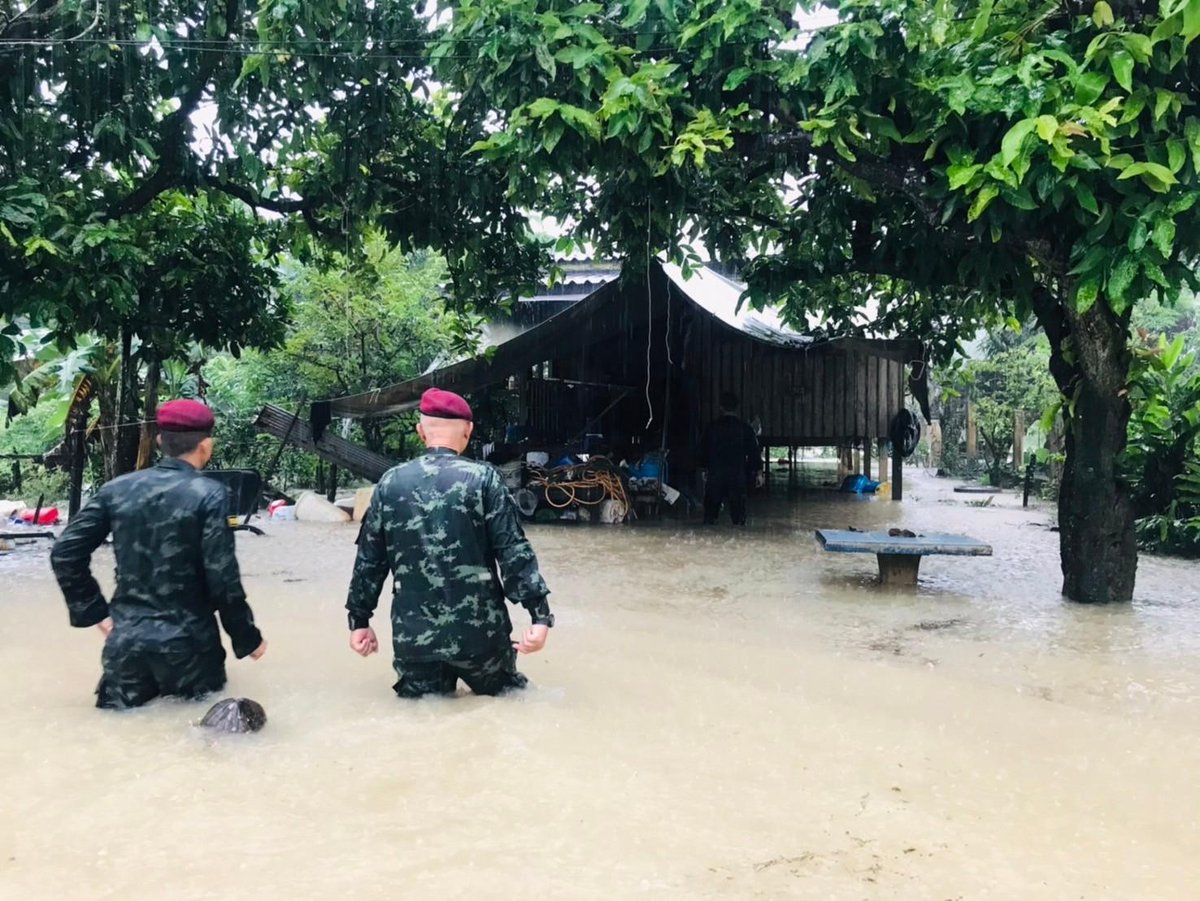 SoldiersVr's tweet photo. " ไทย ... ไม่ช่วย ไทย " 
แล้วใคร ..... " จะช่วยเรา " 
/////// ความเดือนร้อนของประชาชน คือ .. สิ่งที่รอไม่ได้ ‼️
#หน่วยเฉพาะกิจสันติสุข
#ชุดควบคุมทักษิณสัมพันธ์ 
#BootCamp67
#น้ำท่วมภาคใต้ https://t.co/W2Sav7R5dK