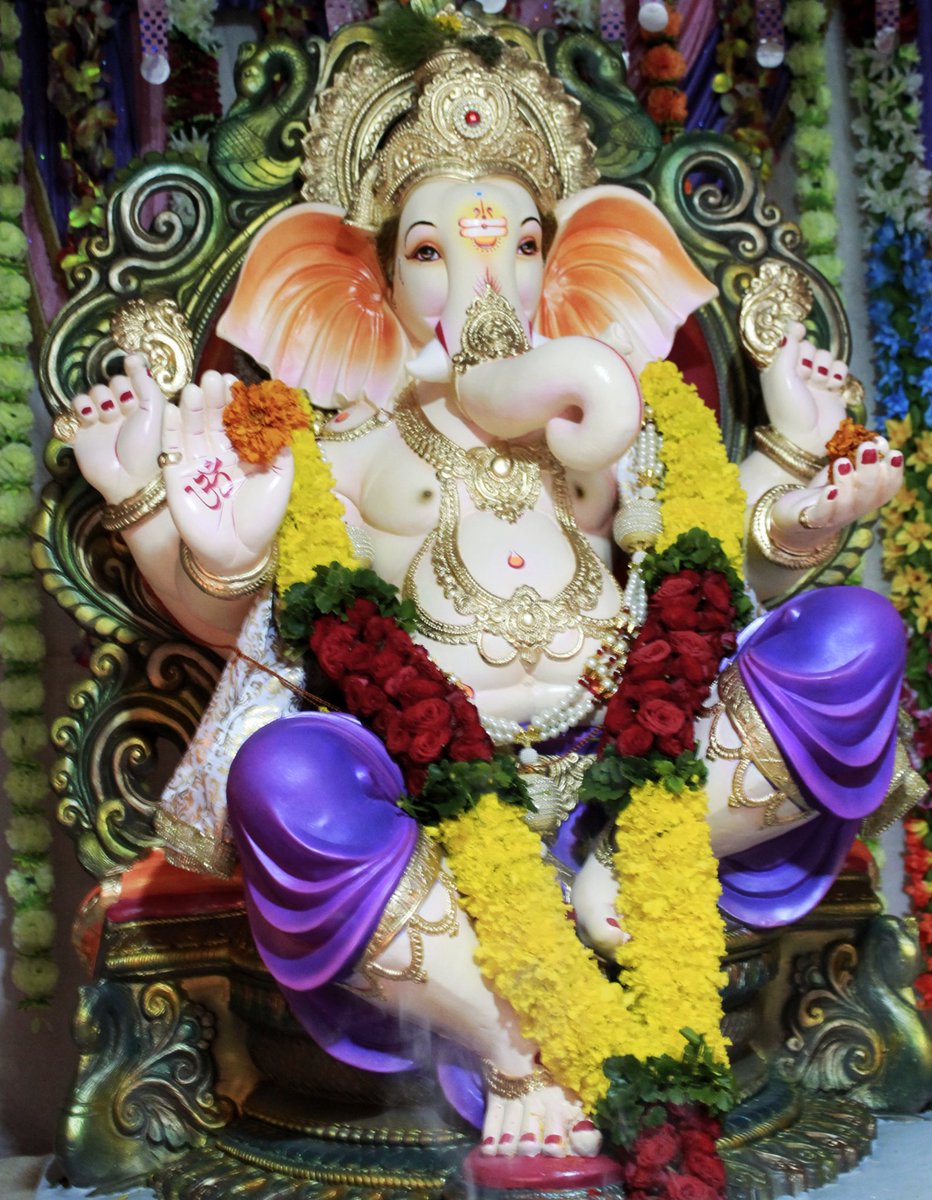 ✨ शुभ गुरूवार ✨
🌺 II ॐ गं गणपतये नमः II 🌺 
"ज्या ज्या ठिकांणी मन जाय माझे |
त्या त्या ठिकांणी निजरूप तुझे ||
मी ठेवितो मस्तक ज्या ठिकांणी |
तेथे तुझे सदगुरू पाय दोन्ही ||५||
<a href="/shree_ganesha_/">Shree Ganesha</a>
..................
#ganpatibappamorya_ #morya #shreeganesha #ganpati #lordganesha #gaj