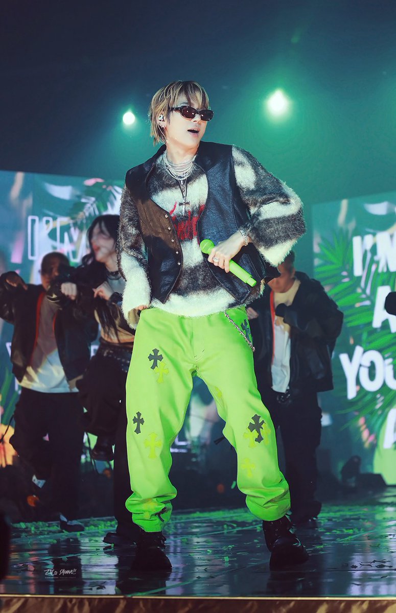 Zico_Square's tweet photo. 둘째날 착장 전신샷 추가 💚💛

#지코 #우지호 #ZICO
#JOINTHEPARADE https://t.co/DXVihnZ7hh