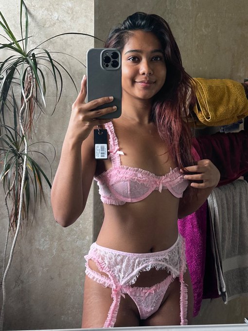 Watch MiaZ's leaked NSFW photo on TwXstars