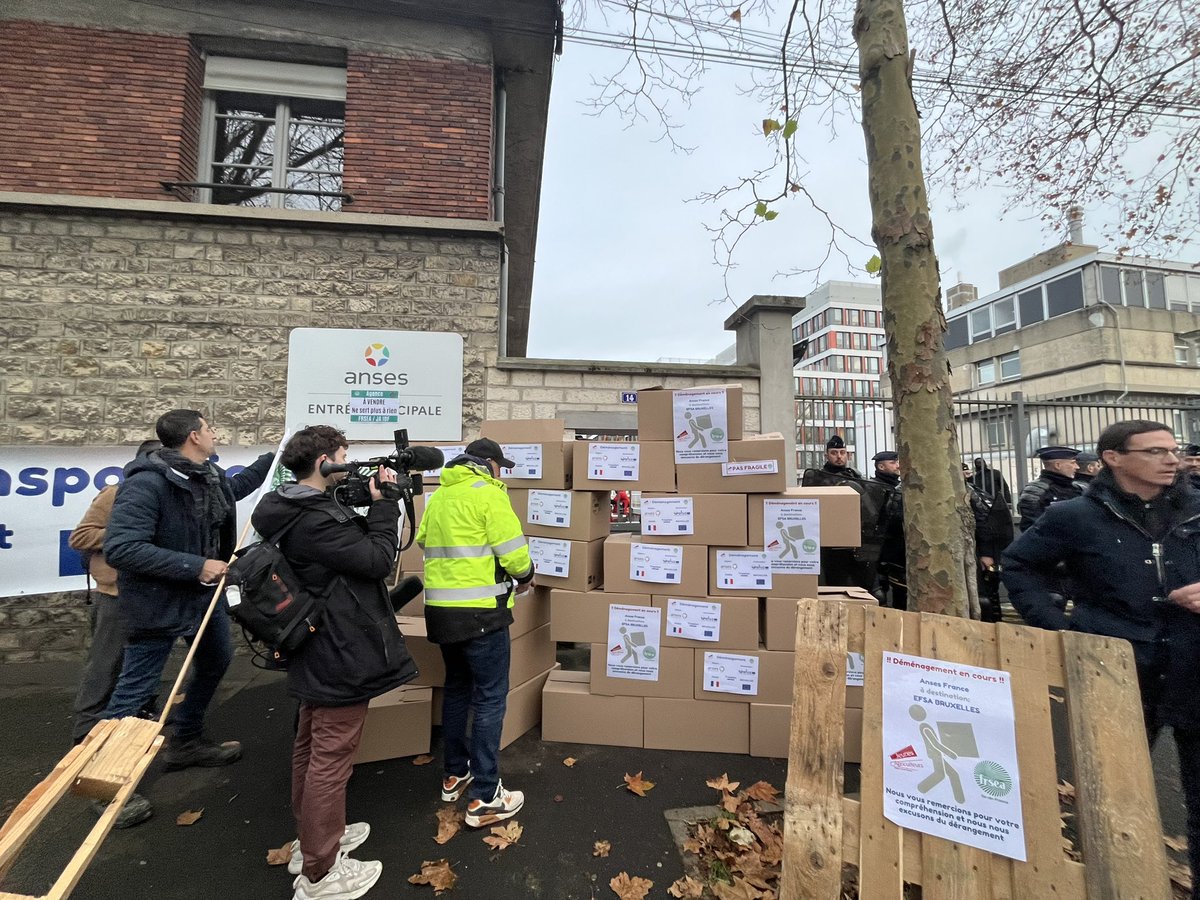 FrseaIDF's tweet photo. 🚨OPÉRATION 2 EN COURS 🚨
Après l’INRAE les agriculteurs franciliens sont en train d’organiser le déménagement de l’ANSES à Bruxelles
Stop aux surtranspositions ! Stop aux entraves ! 
@FrseaIDF @JAregionIDF https://t.co/hlLTXVMJMO