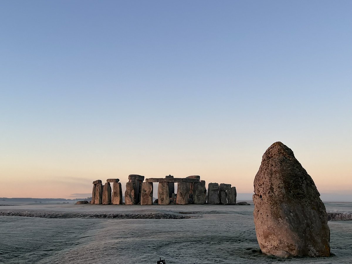 ST0NEHENGE's tweet photo. Sunrise at Stonehenge today (28th November) was at 7.45am, sunset is at 4.03pm ❄️☀️ https://t.co/9hCCZQxy0S