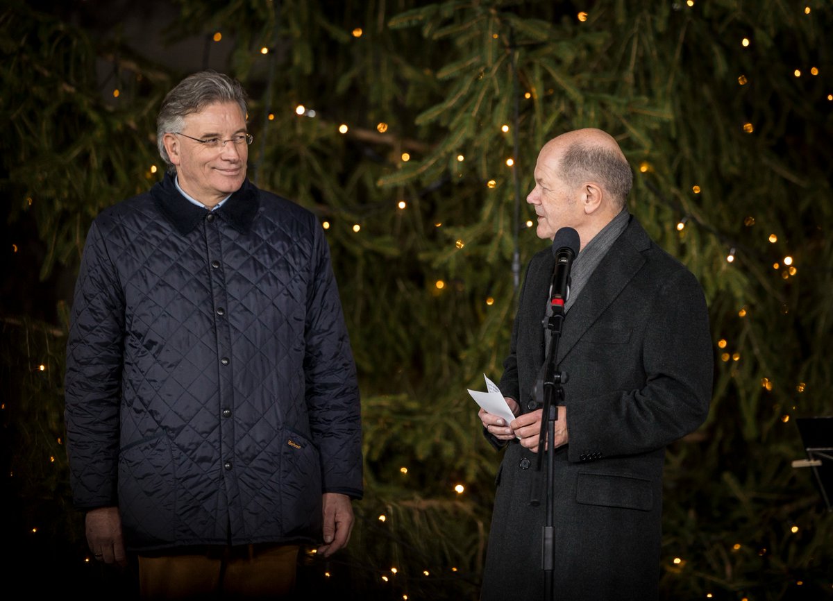 Wald ist Klimaschützer (@klimaschuetzer8) on Twitter photo AGDW-Präsident Prof. Bitter übergab gestern die #Kanzlertanne an <a href="/Bundeskanzler/">Bundeskanzler Friedrich Merz</a> Olaf Scholz. Bitters Botschaft: „Nur mit einer hinreichenden Bewirtschaftungsfreiheit lassen sich die für die jeweiligen Standorte passenden waldbaulichen Optionen mit dem Ziel vielfältiger, AGDW-Präsident Prof. Bitter übergab gestern die #Kanzlertanne an <a href="/Bundeskanzler/">Bundeskanzler Friedrich Merz</a> Olaf Scholz. Bitters Botschaft: „Nur mit einer hinreichenden Bewirtschaftungsfreiheit lassen sich die für die jeweiligen Standorte passenden waldbaulichen Optionen mit dem Ziel vielfältiger,