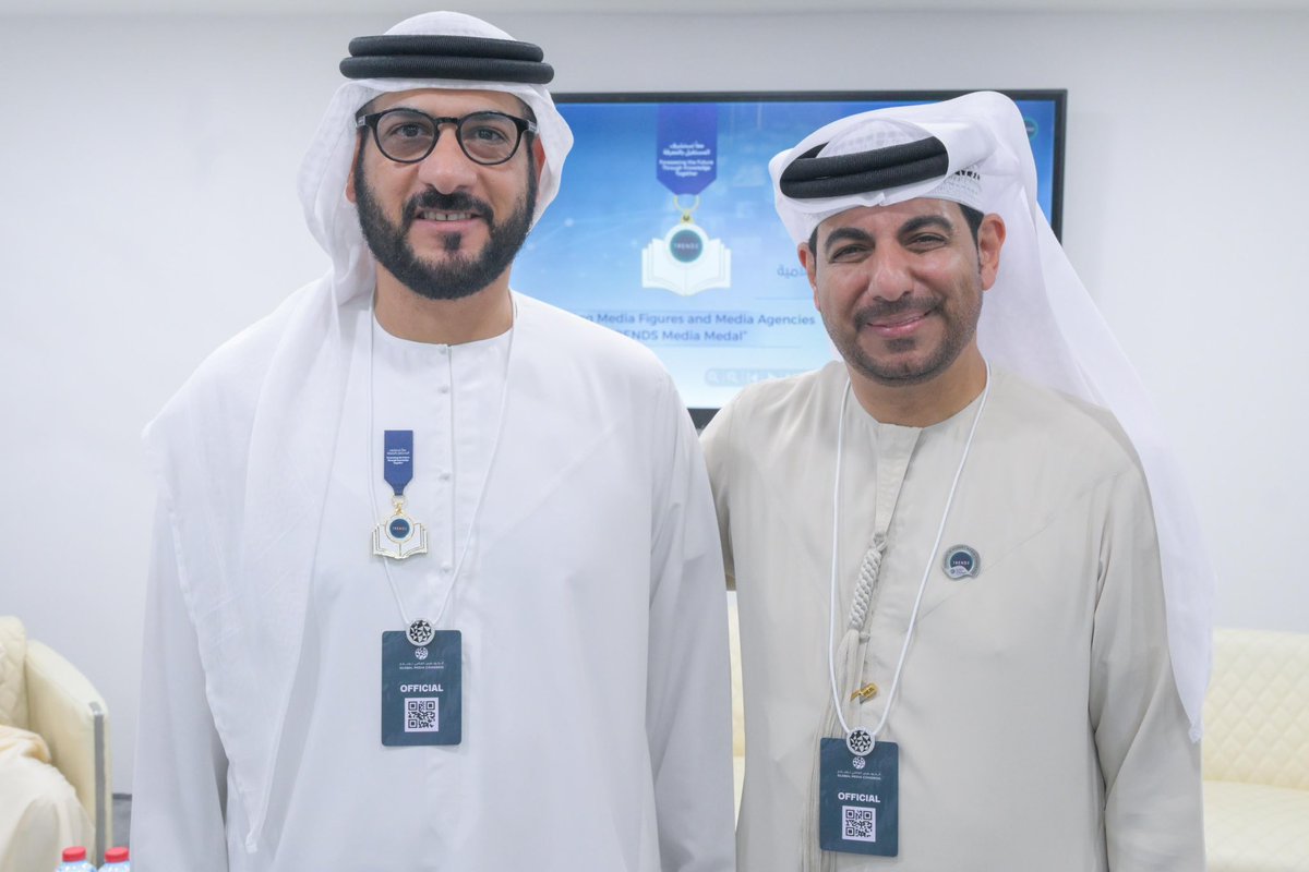 TrendsRA's tweet photo. TRENDS Research & Advisory awarded Hussain Al-Balooshi, Director General of Albarjeel News, the TRENDS Media Medal for his media efforts supporting research and knowledge dissemination.
#TRENDS #AlbarjeelNews #ForseeingtheFutureThroughKnowledge
«تريندز» يُقلد حسين البلوشي، المدير العام لمنصة البارجيل الإخبارية، «ميدالية تريندز الإعلامية»، وذلك تقديراً لجهوده الإعلامية في دعم البحث العلمي والمعرفة.
#تريندز #البارجيل_الإخبارية #استشراف_المستقبل_بالمعرفة