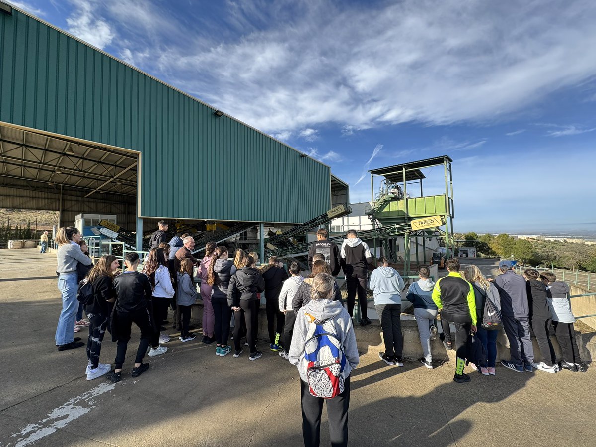 #Educación 

El pasado 26 de noviembre, con motivo del #DiaMundialDelOlivo , los niños y niñas de la ESO del CEIP Real Mentesa, visitaron las instalaciones de la almazara de la 🏭 SCA San Sebastián. 

ℹ️ Más info: facebook.com/share/p/CQrZTL…