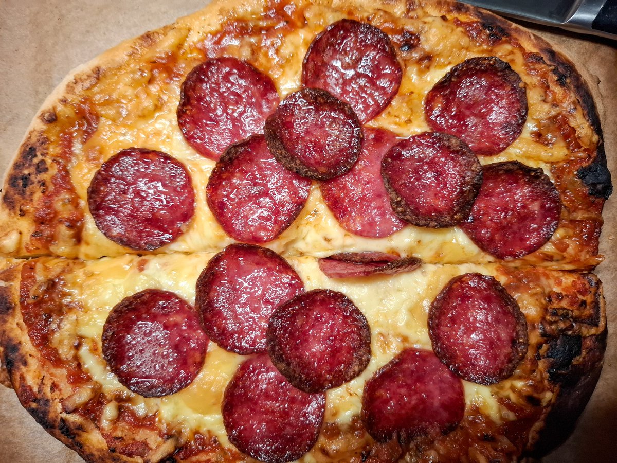 Šodien gatavosim MĀJAS PICAS un uzzināsim, vai ANANĀSU PICU var pagatavot GARDI?
Atklāšu KNIFUS, lai mīkla būtu IDEĀLA!

Vienvārdsakot - PICAS ANATOMIJA.

Vēl gatavošu laša picu, 4 sieru picu u.c.

Ļoti priecāšos par LIKE un SHARE, tas man ļoti palīdz! :)

AIZIET!
🧵👇