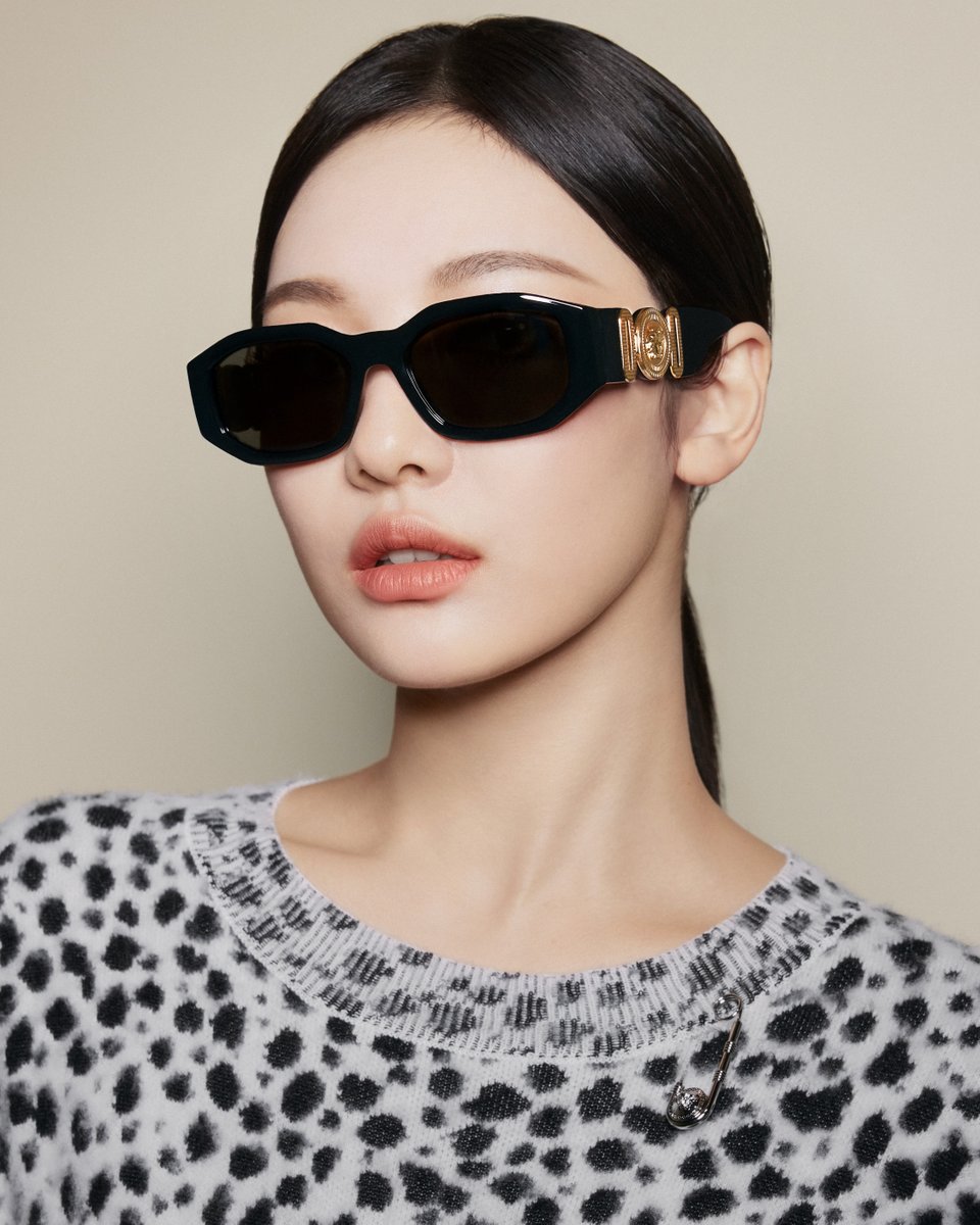 NINGNING for #VersaceHoliday The Global Brand Ambassador wears Medusa Biggie sunglasses Now at https://t.co/AclgcC47fB @aespa_official #NINGNING #aespa #VersaceEyewear #VersaceSunglasses #Versace