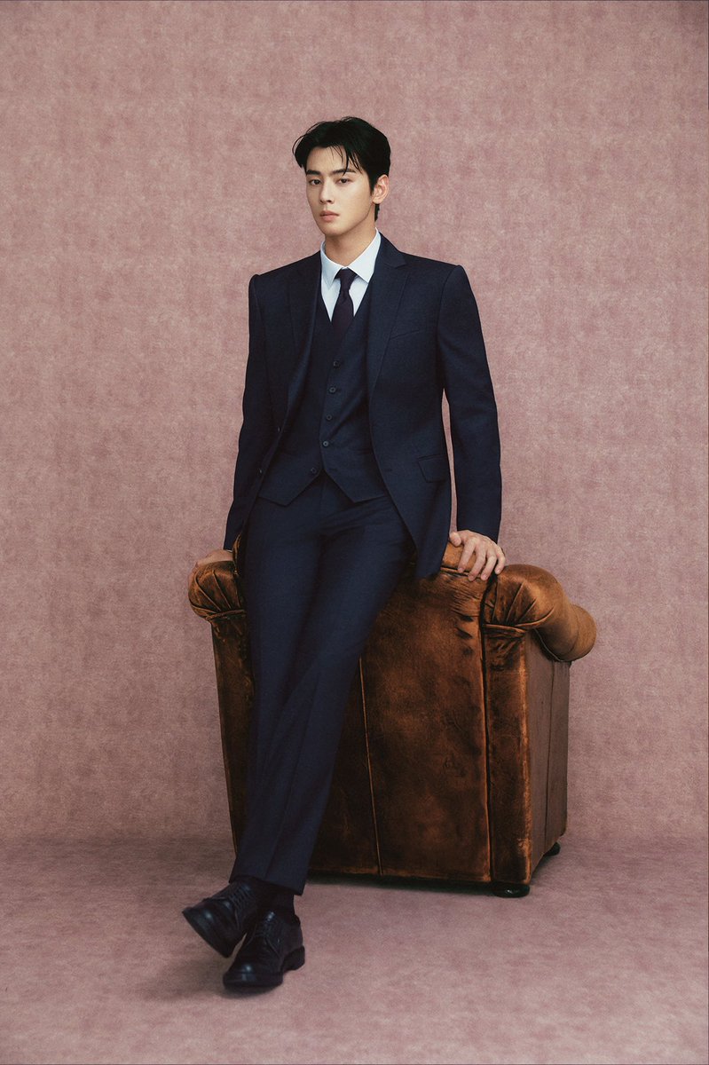 majestyizayoi's tweet photo. CEO Cha Eunwoo 

Long hair                                   short hair https://t.co/RGwxXW7C11