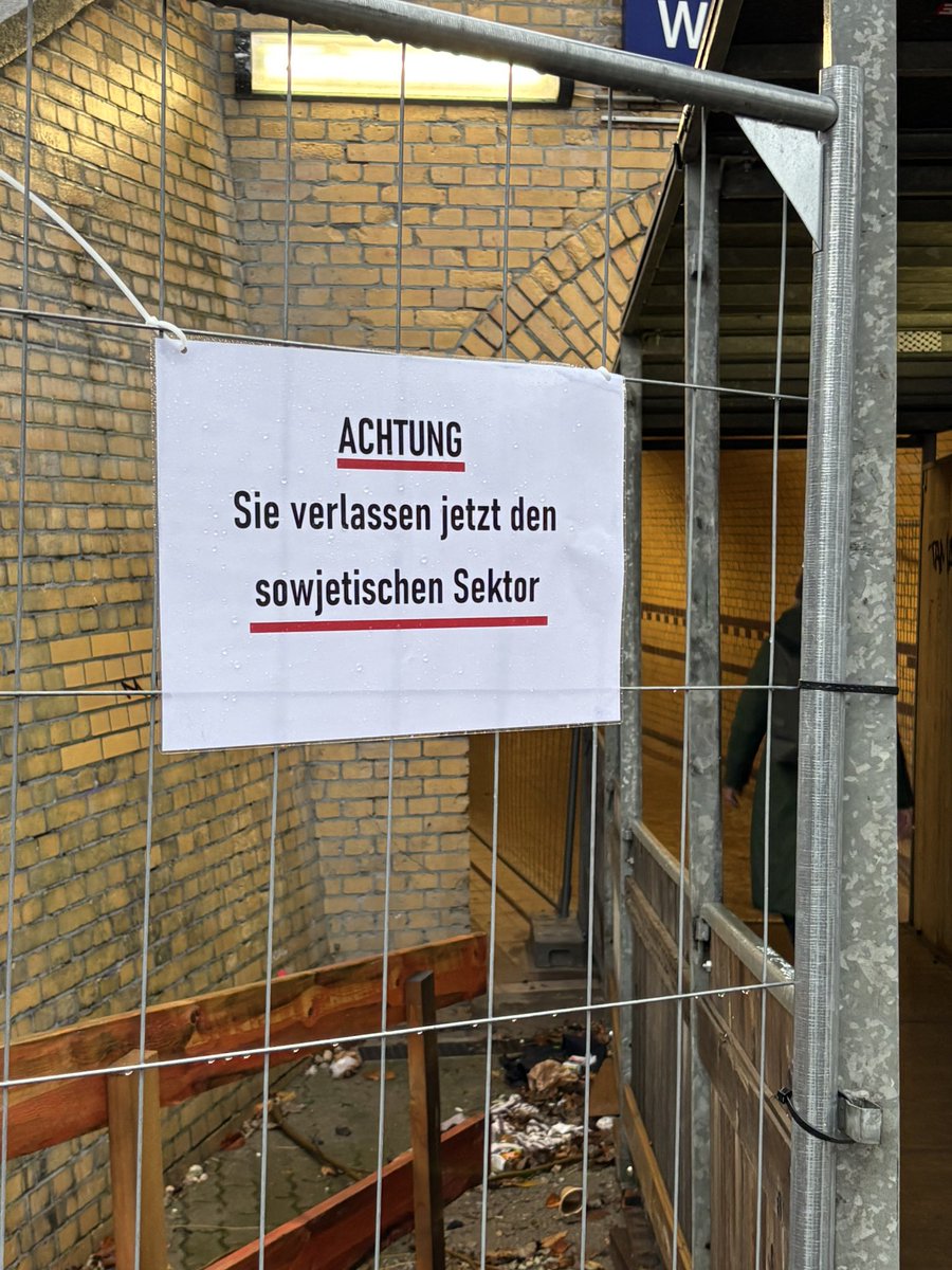 AnneRoggensack's tweet photo. Die Sperrung der Wollankstraße (auch für Fußgänger) kappt gerade die Verbindung zwischen Pankow und Wedding - und einige Anwohner fühlen sich offenbar an die Zeit erinnert, als hier die Mauer stand https://t.co/6bXKLSDL4I