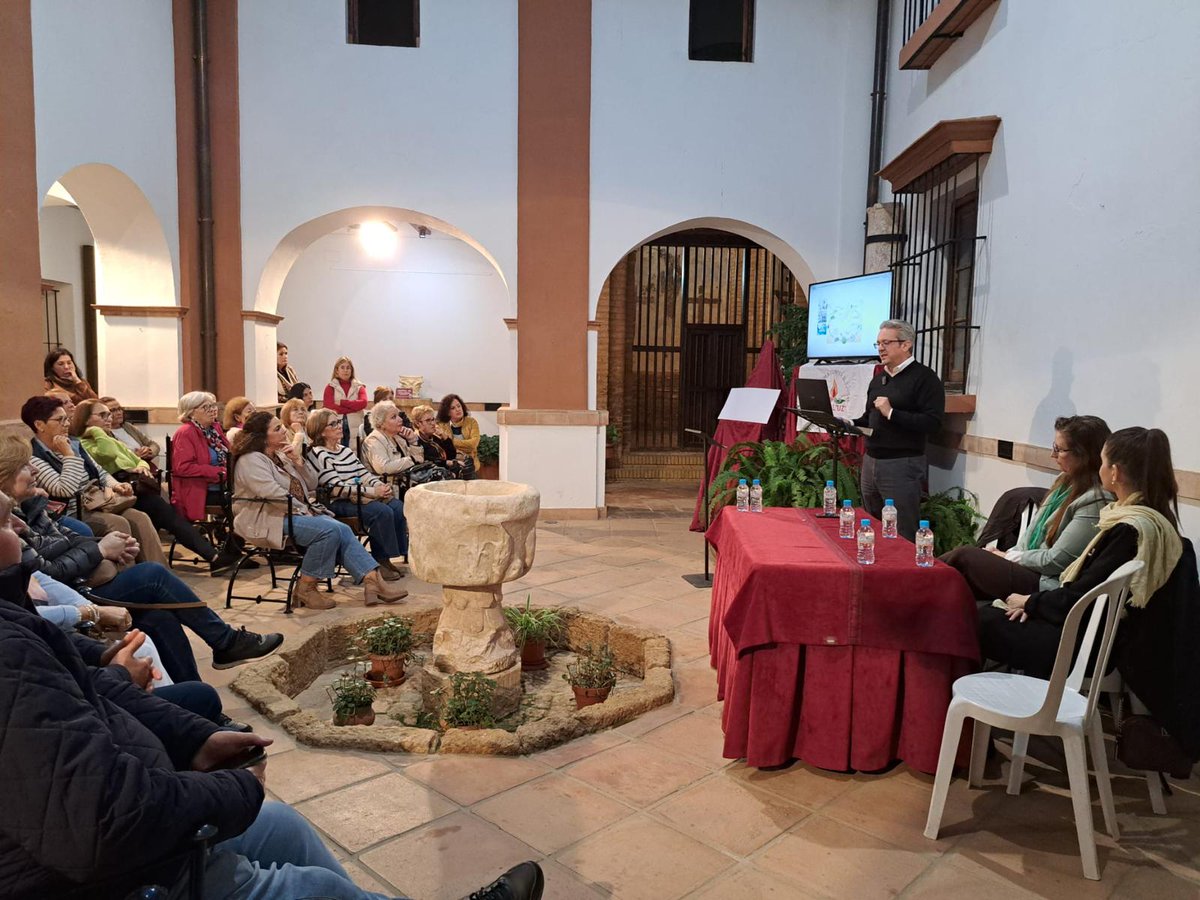 HematoHUVR's tweet photo. La interacción asociaciones-clínicos-investigadores: pieza clave para #avanzar 
Un privilegio poder compartir lo que hacemos con la asociación La Luz de #Niebla #Huelva y que hayan pensado en nuestro grupo para esta generosa donación! Gracias!
@HospitalUVRocio @ibis_sevilla https://t.co/fmXGQDwgVD