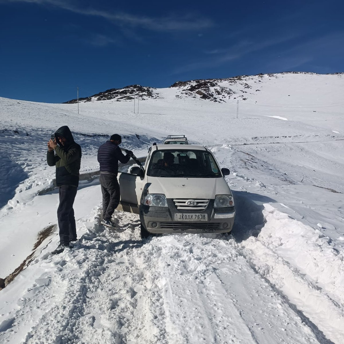 KNSKashmir's tweet photo. #KNSUPDATE ||• Strong winds are persisting on the #Rajdhan Pass to #PeerBaba, causing multiple vehicles to become stranded. Fortunately, the 56 RCC Dett Tragbal of @BROindia has swiftly responded to the situation, successfully rescuing those affected.
@OfficeOfLGJandK @DivComKash @dcbandipora @bandiporapolice