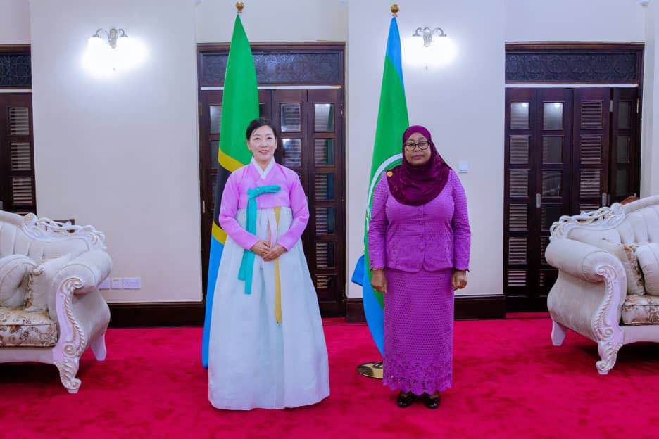 koreanembassy's tweet photo. Ambassador Eunju Ahn presented her credentials to H.E. President Samia Suluhu Hassan in Dodoma on 26 November and officially begun her duties as Ambassador Plenipotentiary of the Republic of Korea to the United Republic of Tanzania. https://t.co/QHEWLjKxCs