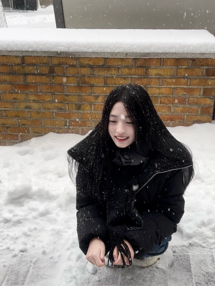 Couldn’t resist crouching down to feel the crisp powder beneath my fingers. My hair’s catching snowflakes like a magical veil, and I can’t stop grinning. This black jacket was definitely the right choice, I am cozy while looking like a snow queen against this winter wonderland.