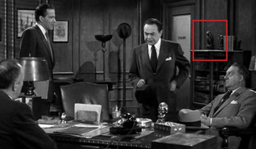 AnandaRobin's tweet photo. 📆🎥 Día 28 #Noirvember: #Illegal.
📣 #LewisAllen, 1955.
✍🏻 #WRBurnett y #JamesRWebb.
🎭 #EdwardGRobinson, #NinaFoch y #HughMarlowe.
⚠️ ¿Os habéis fijado en este detalle de atrezo? #EdwardGRobinson fue Sam Spade en la versión radiofónica de 1943 de #ElHalcónMaltés. https://t.co/SNlC5XMyor