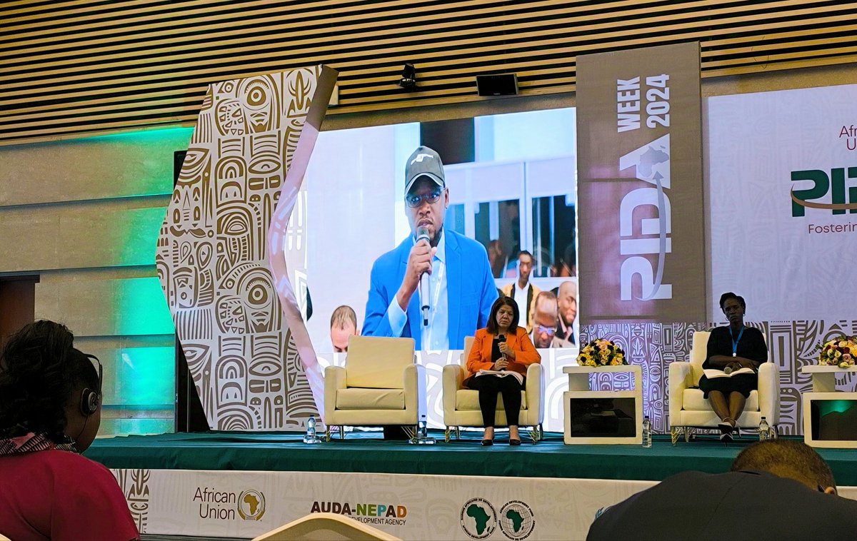 AratelBassir's tweet photo. #PIDAWEEK2024 #DAY3
Panel de haut niveau consacré aux solutions concrètes pour accélérer la connectivité numérique transfrontalière en Afrique.

Lors de cette session, j'ai eu le privilège d'intervenir activement en posant une des questions clés :

✅ L'accès à l'Internet via la fibre optique est souvent perturbé dans de nombreux pays africains. Face à cette réalité, certains pays ont récemment opté pour Starlink 🛜. L'adoption de cette technologie s'inscrit-elle dans les ambitions de l'Union Africaine ?

Les réponses des éminents intervenants ont été très enrichissantes. Elles ont mis en lumière le rôle complémentaire des solutions satellitaires comme Starlink pour combler les lacunes des infrastructures terrestres tout en insistant sur l'importance d'une régulation harmonisée pour nos États membres.

L'avenir numérique de l'Afrique repose sur des technologies hybrides, une régulation efficace et des partenariats innovants.

#TheAfricaWeWant 
#Agenda2063 
#TransformationNumérique