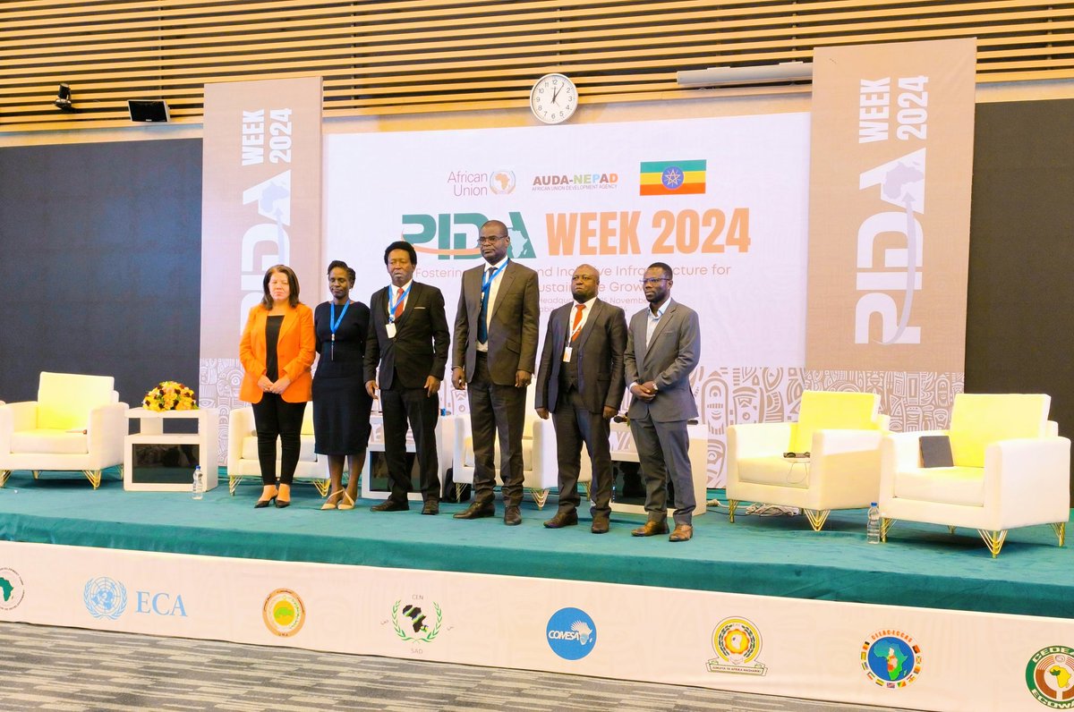 AratelBassir's tweet photo. #PIDAWEEK2024 #DAY3
Panel de haut niveau consacré aux solutions concrètes pour accélérer la connectivité numérique transfrontalière en Afrique.

Lors de cette session, j'ai eu le privilège d'intervenir activement en posant une des questions clés :

✅ L'accès à l'Internet via la fibre optique est souvent perturbé dans de nombreux pays africains. Face à cette réalité, certains pays ont récemment opté pour Starlink 🛜. L'adoption de cette technologie s'inscrit-elle dans les ambitions de l'Union Africaine ?

Les réponses des éminents intervenants ont été très enrichissantes. Elles ont mis en lumière le rôle complémentaire des solutions satellitaires comme Starlink pour combler les lacunes des infrastructures terrestres tout en insistant sur l'importance d'une régulation harmonisée pour nos États membres.

L'avenir numérique de l'Afrique repose sur des technologies hybrides, une régulation efficace et des partenariats innovants.

#TheAfricaWeWant 
#Agenda2063 
#TransformationNumérique