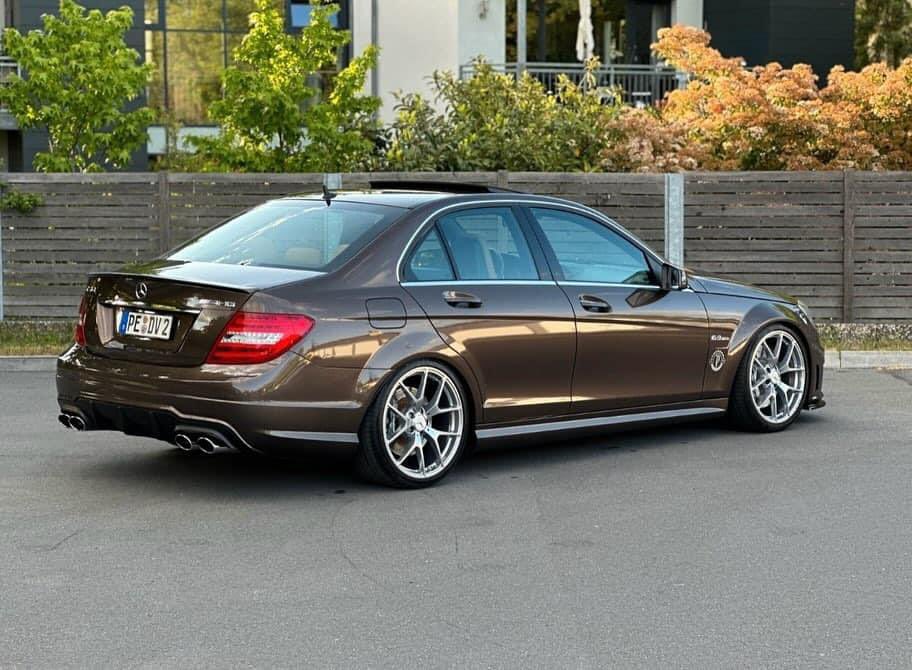Mr_PeterM's tweet photo. “I’m going to humiliate them” said Clarkson in this C63 when he drag raced RS4 and M3. https://t.co/9ESKgIdshG