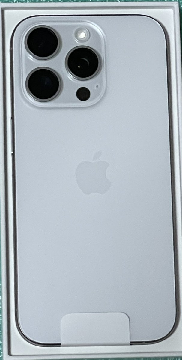 休みを有効活用してiPhone16Pro買ってきましたイェーーーーイ
これでパチンコとか色んなショップで飾られるアカネちゃんをより素早く・綺麗に撮れるぜ
色はアカネちゃんによく使われる白を選びました 