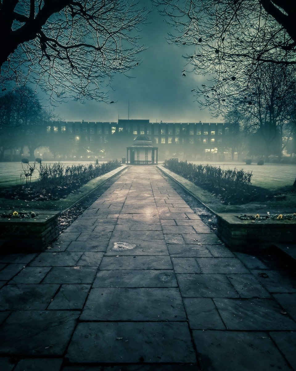 LifeinPhotosJen's tweet photo. Frosty and Misty morning in Ambercromby Square 🌫️🥶📸 does make for a dramatic pic though
#ambercrombysquare #liverpool #fog #frost #cold #liverpoolweather #georgianquarter #universityofliverpool #photosofliverpool #foggy https://t.co/GOW1AcrvmT