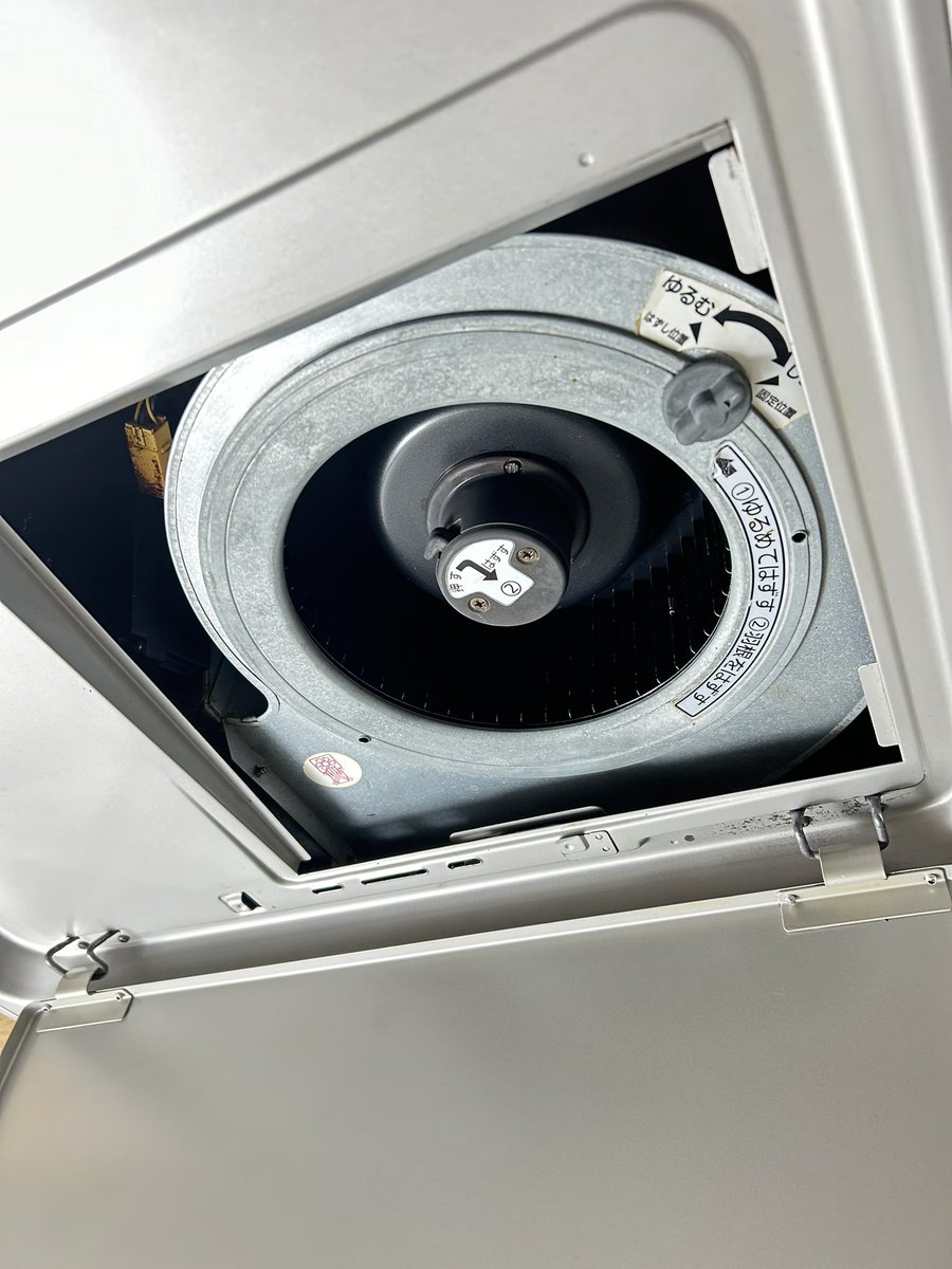 どんなもんじゃい😎✨

ファンを外して古い油を削り落とし、洗浄💪
所要時間２時間半でした👌

¥14,300- 〜¥17,600-
※汚れにより金額が変わります。

kochi-clean.com

#高知美装