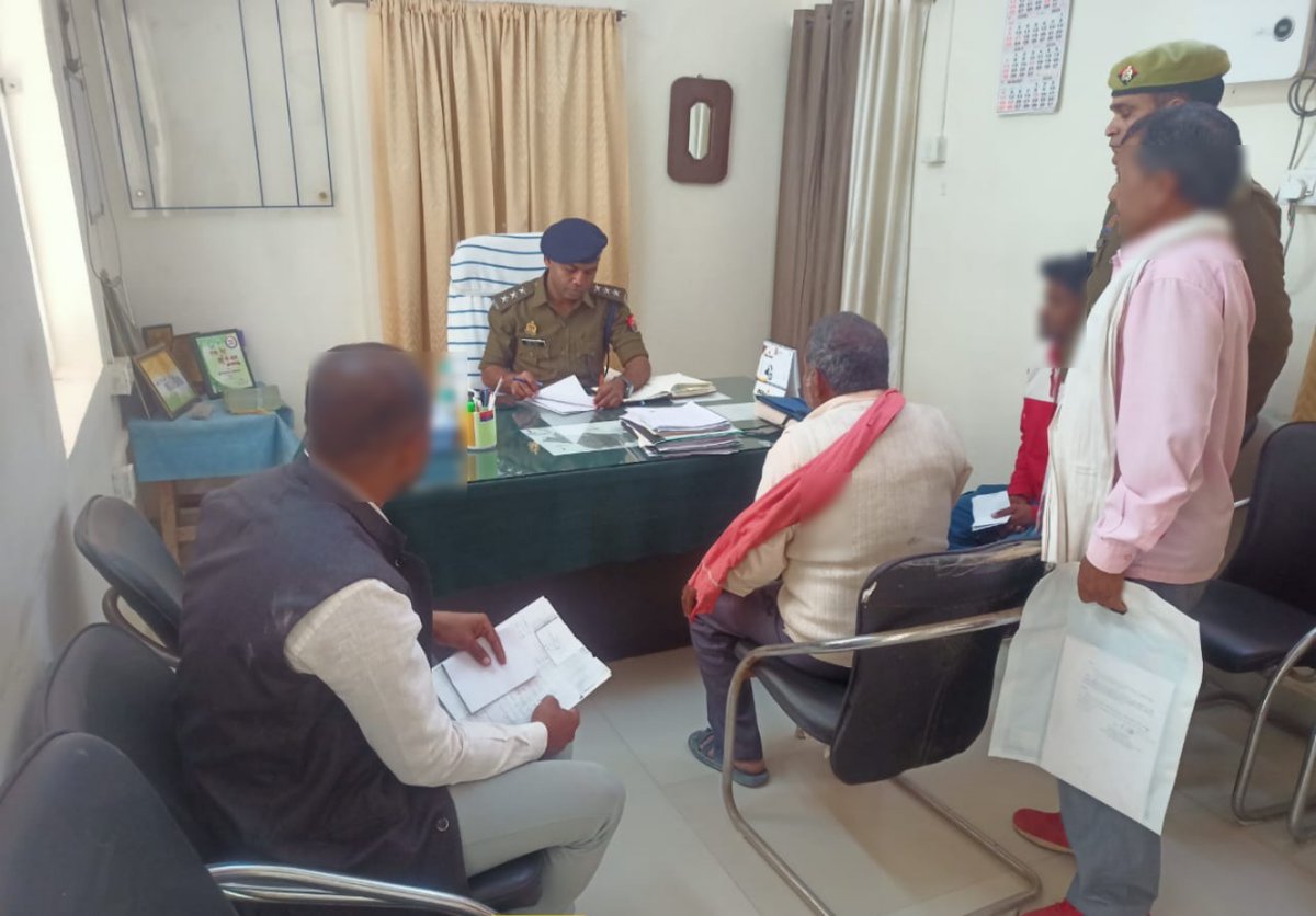 #PoliceCommissionerateAgra 

पुलिस आयुक्त, कमिश्नरेट आगरा के निर्देशन में #एसीपी_खेरागढ़ द्वारा #जनसुनवाई के दौरान जन समस्याओं को सुना गया एवं समस्याओं के समयबद्ध व गुणवत्तापूर्ण निस्तारण हेतु सम्बन्धित को आवश्यक दिशा-निर्देश दिए गए।

#UPPolice