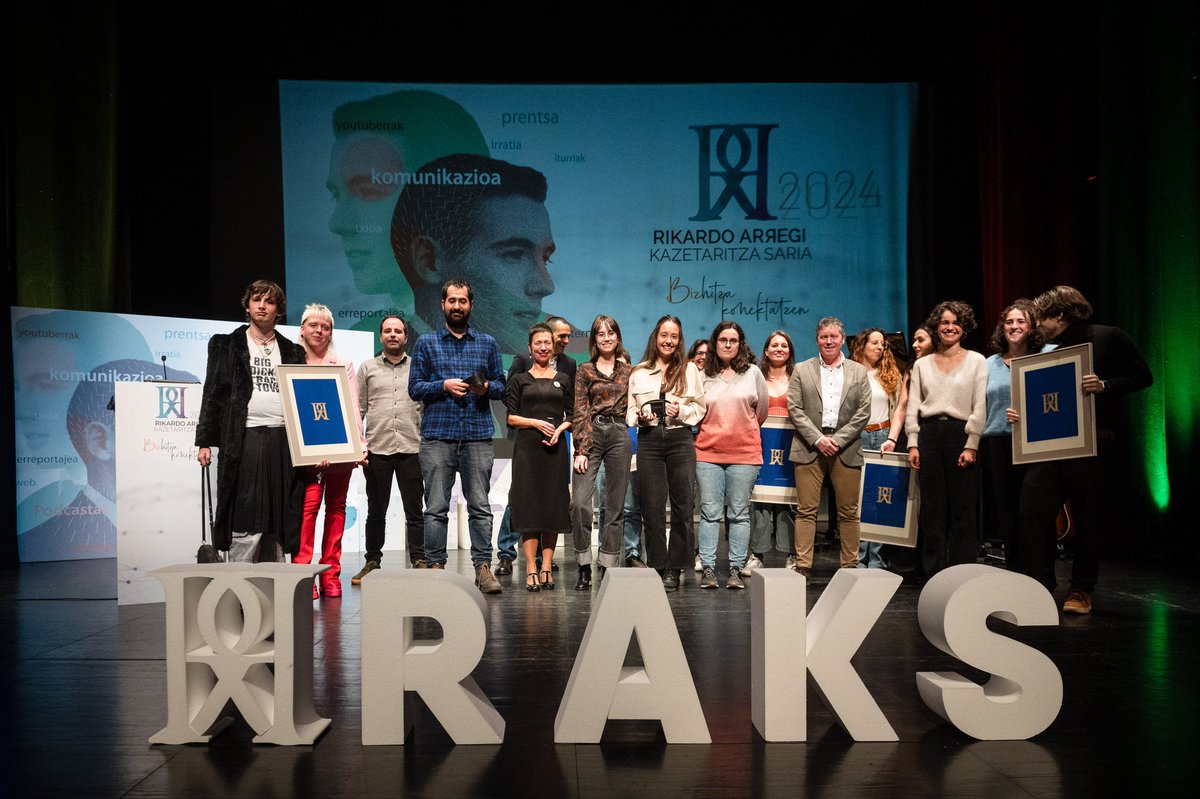 Rikardo Arregi Kazetaritza Saria 2024. 
Sari banaketa ekitaldi ederra izan zen atzokoa. 
Feminizketak eta Ikusgela proiektuak saritzeaz gain, Ana Galarragak ohorezko mugarria, eta finalista guztiei ere aitortza egin zitzaien.
rikardoarregikazetaritzasaria.eus