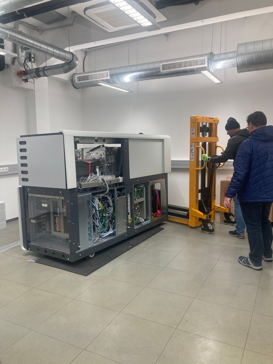 Österreichisches Archäologisches Institut (@oeai_oeaw) on Twitter photo 👏 Yesterday, the new mass spectrometer from <a href="/thermofisher/">Thermo Fisher</a> was spectacularly delivered by crane over the roof of the PSK building and through one of the windows on the 5th floor directly into the OeAI Archaeological Sciences labs. 👏 Yesterday, the new mass spectrometer from <a href="/thermofisher/">Thermo Fisher</a> was spectacularly delivered by crane over the roof of the PSK building and through one of the windows on the 5th floor directly into the OeAI Archaeological Sciences labs.