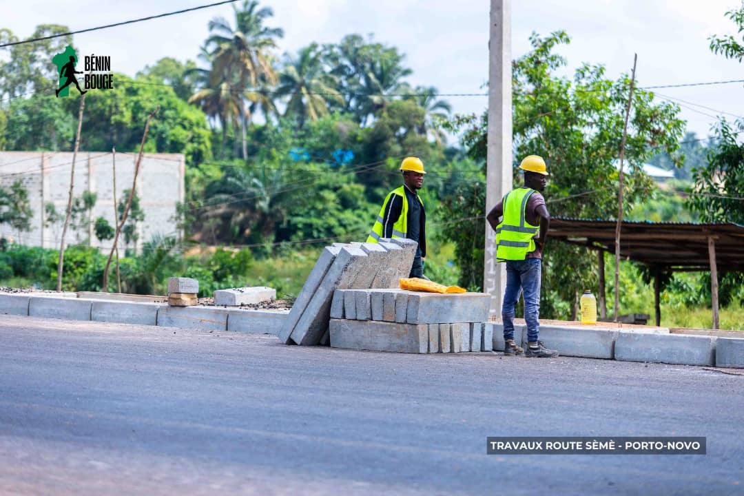 monsieurdekpe's tweet photo. 🟢 Infrastructures : Avancée des travaux sur la route Sèmè-Porto-Novo

Les travaux de construction de la route Sèmè-Porto-Novo (10 km, 2x2 voies) progressent à grands pas. Découvrez le chantier en images.

#BeninBouge #Wasexo