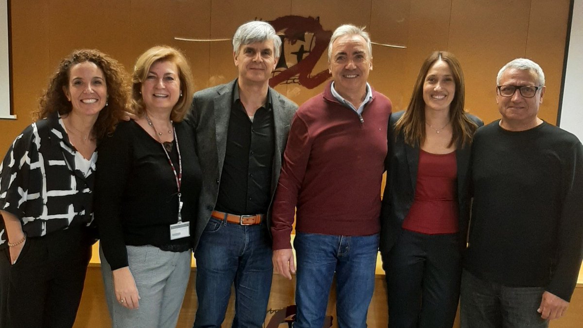 Fund_iSocial's tweet photo. Ahir vam acompanyar la @YolandaDomingo en la defensa de la seva tesi doctoral, a la @universitatURV, sobre la transformació digital de les #ABSS de Catalunya, les investigacions de la qual s'emmarquen en el nostre projecte #DigitaliSSB. Enhorabona a la nova doctora! https://t.co/Q0hb6Oqky1
