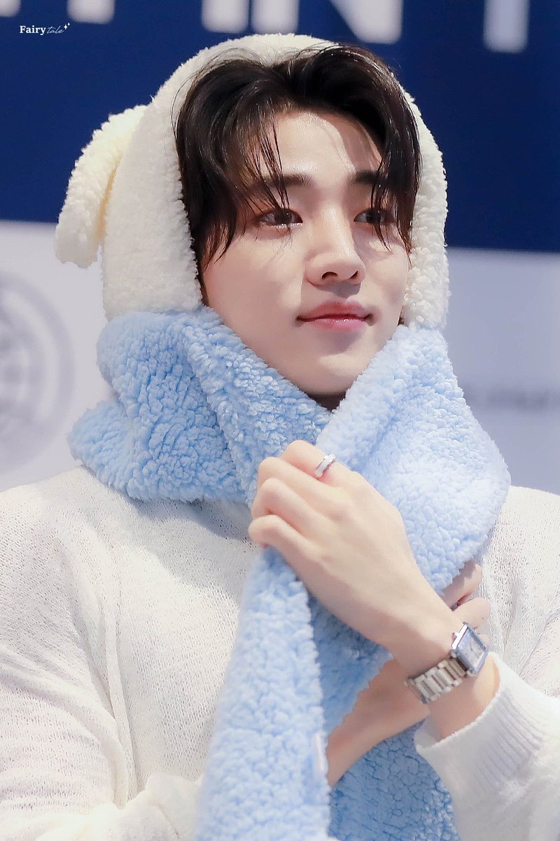 말 한 번 건네지도 못하면서
마른 낙엽처럼 잘도 타오른 나는
혼자 뜨겁게 사랑하다
나 스스로 사랑이 되면 그뿐

그대 굳이 나를 사랑하지 않아도 좋다

| 이정하, 그대 굳이 나를 사랑하지 않아도 좋다

#재찬 #JAECHAN
#재찬아_사랑해 #재찬아_응원해
#재찬아_넌_우리의_찬란한_우주야